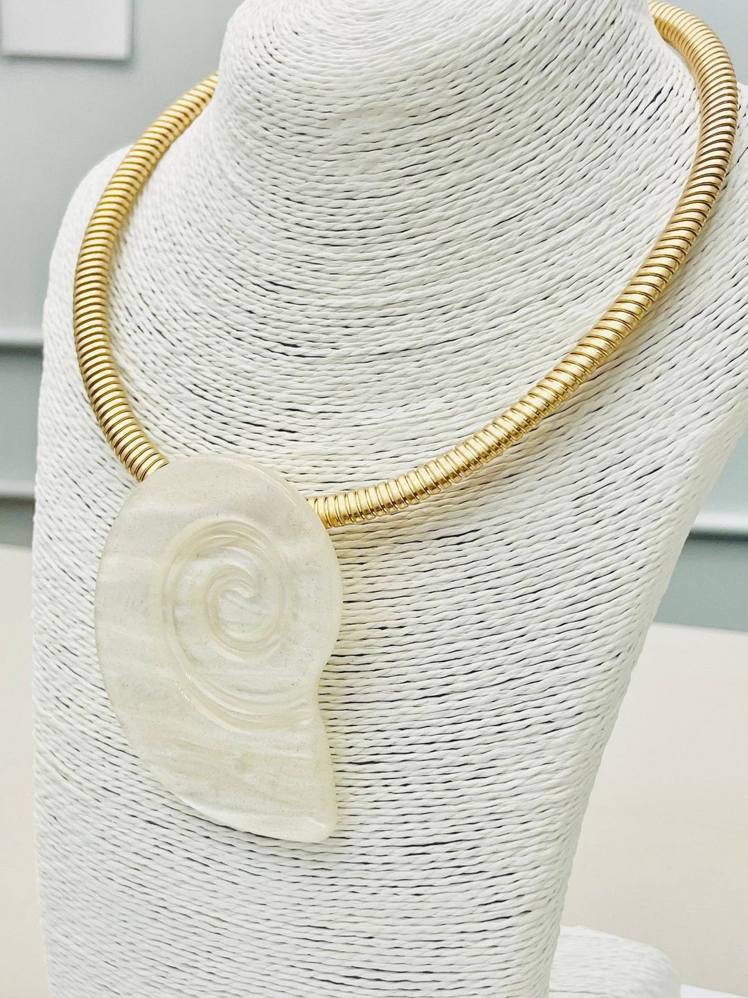 White Nautilus Collar